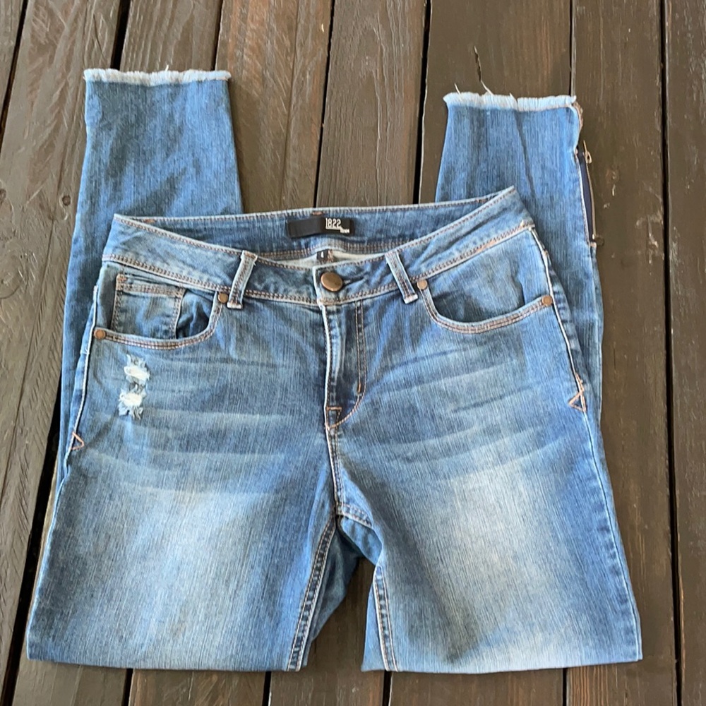 EUC Distressed Step Hem Ankle Jeans